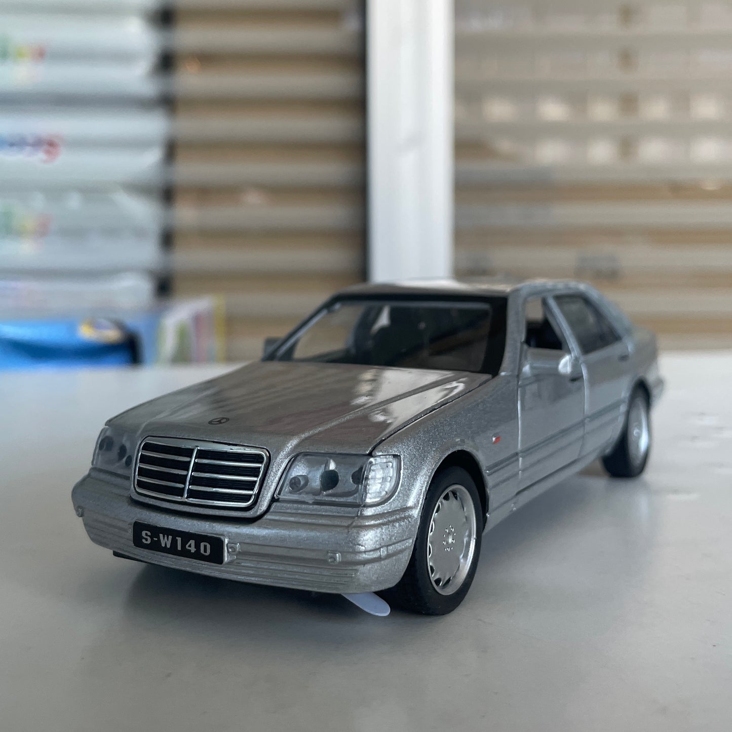 Modèle réduit Mercedes Benz S w140 (1:32)