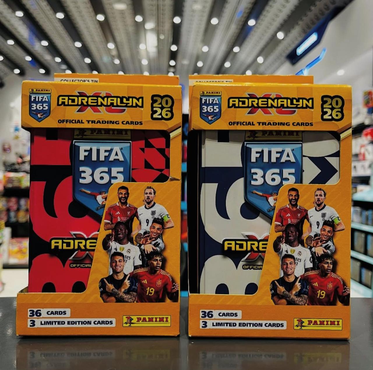 Panini FIFA 365 Adrenalyn XL 2026 – Présentoir Classic Tin (Boîte Métal) + 36 cartes + 3 cartes édition limitée