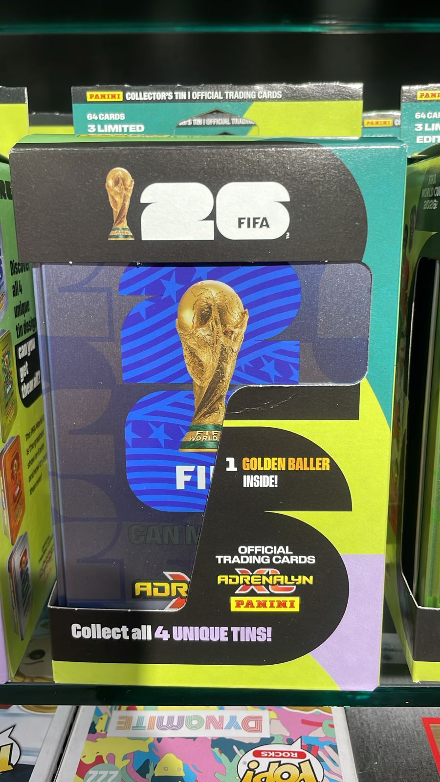 COUPE DU MONDE DE LA FIFA 2026™ – Adrenalyn XL™ Boîte Métal Grand Format