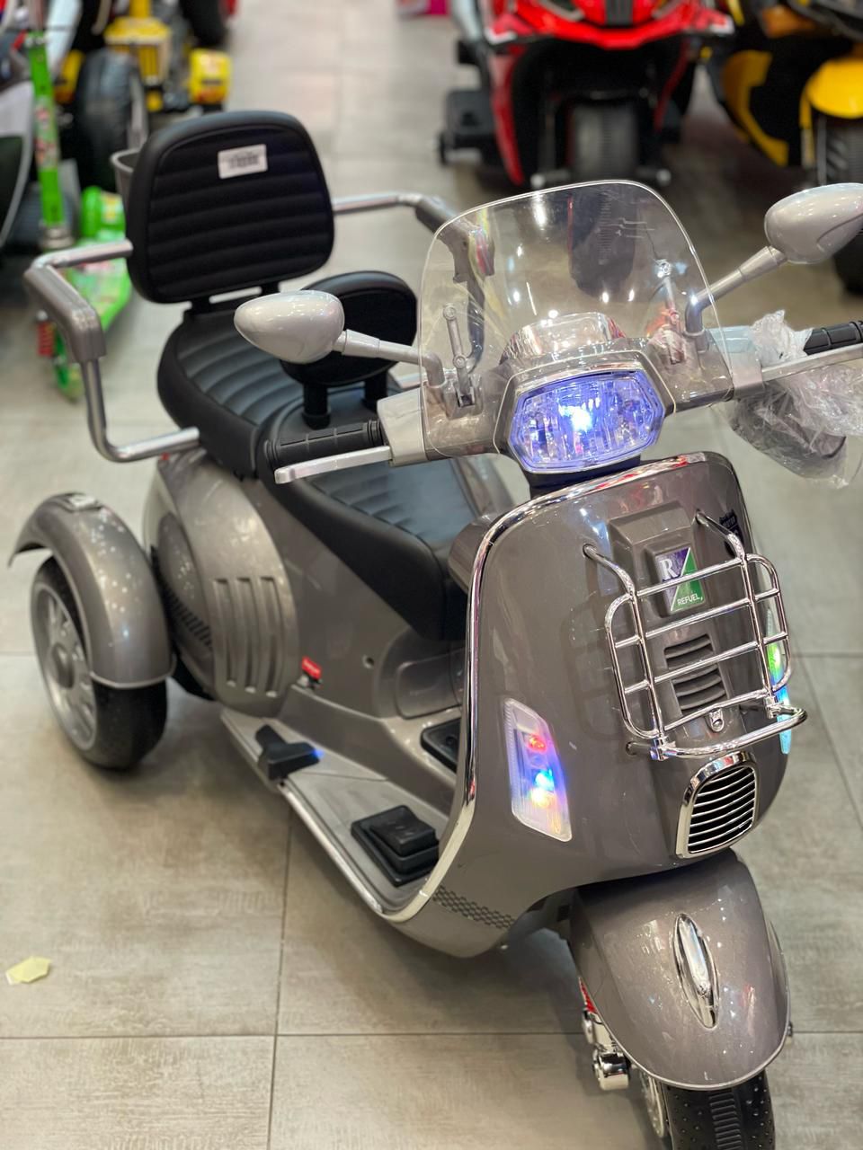 Moto Électrique 2 Place Vespa à 3 Roues pour Enfants