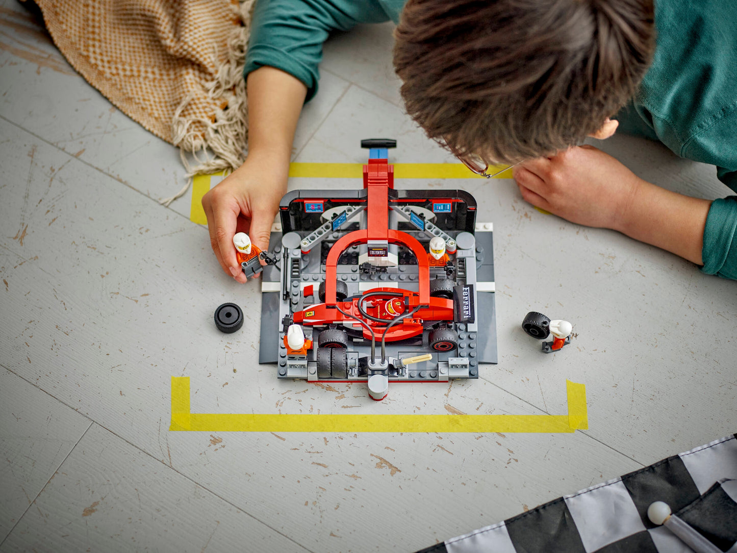 Arrêt au stand de F1® avec voiture Ferrari - LEGO® City