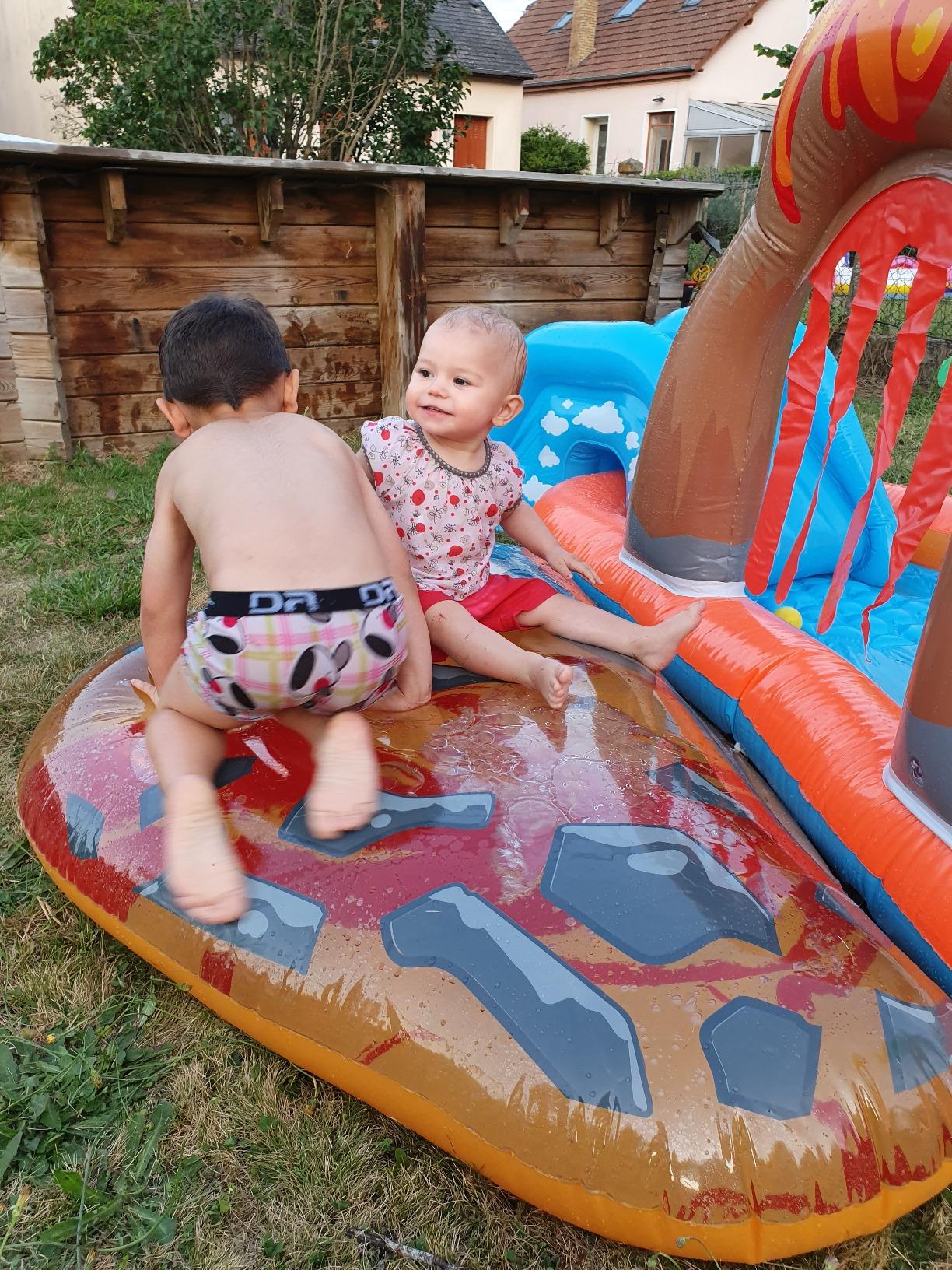 Aire de jeux gonflable Lagoon avec toboggan et pulvérisateur – Bestway 53069