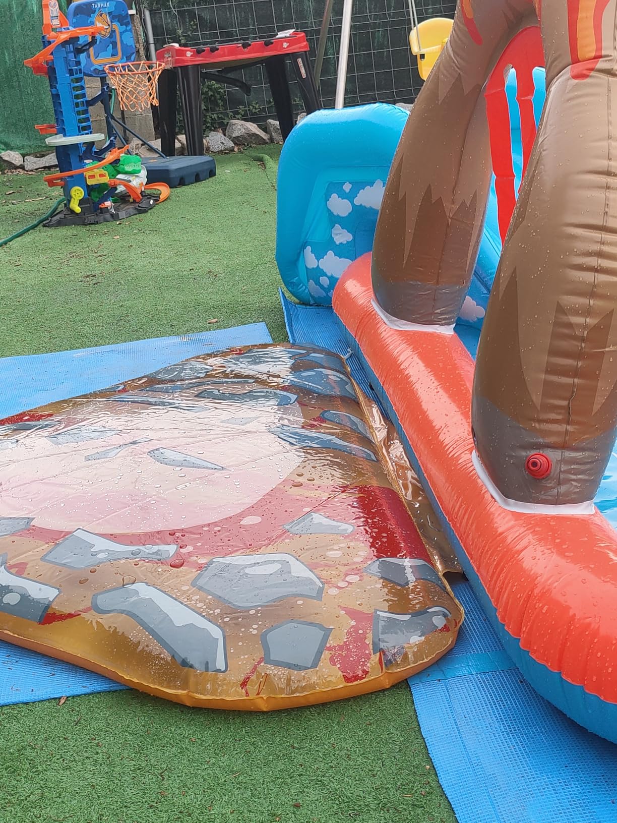 Aire de jeux gonflable Lagoon avec toboggan et pulvérisateur – Bestway 53069