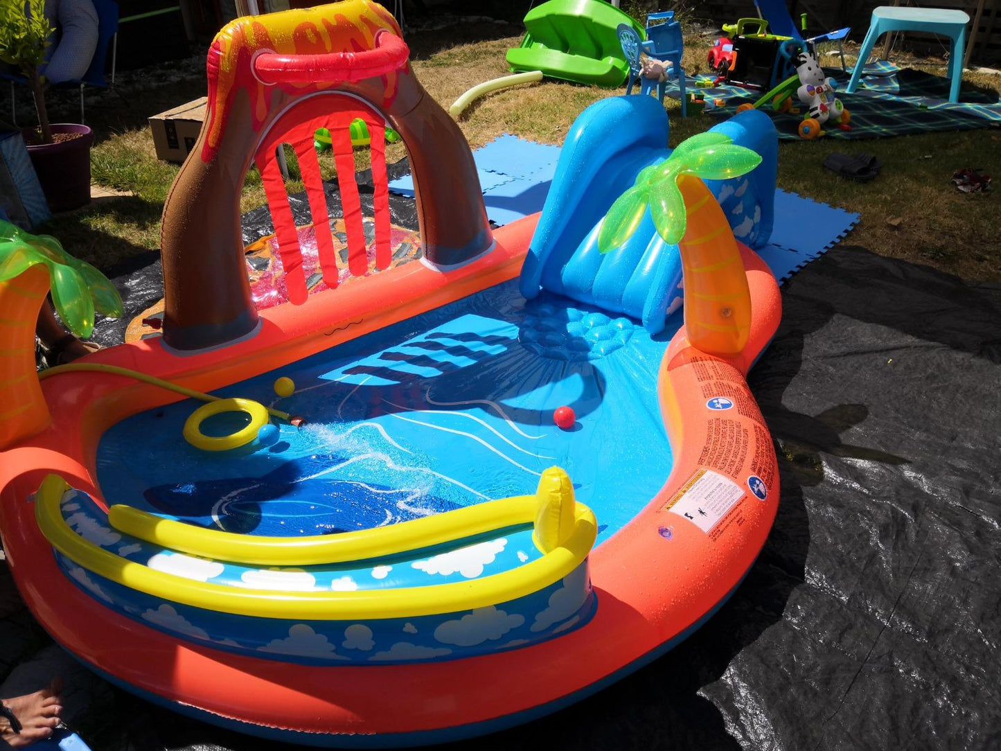 Aire de jeux gonflable Lagoon avec toboggan et pulvérisateur – Bestway 53069