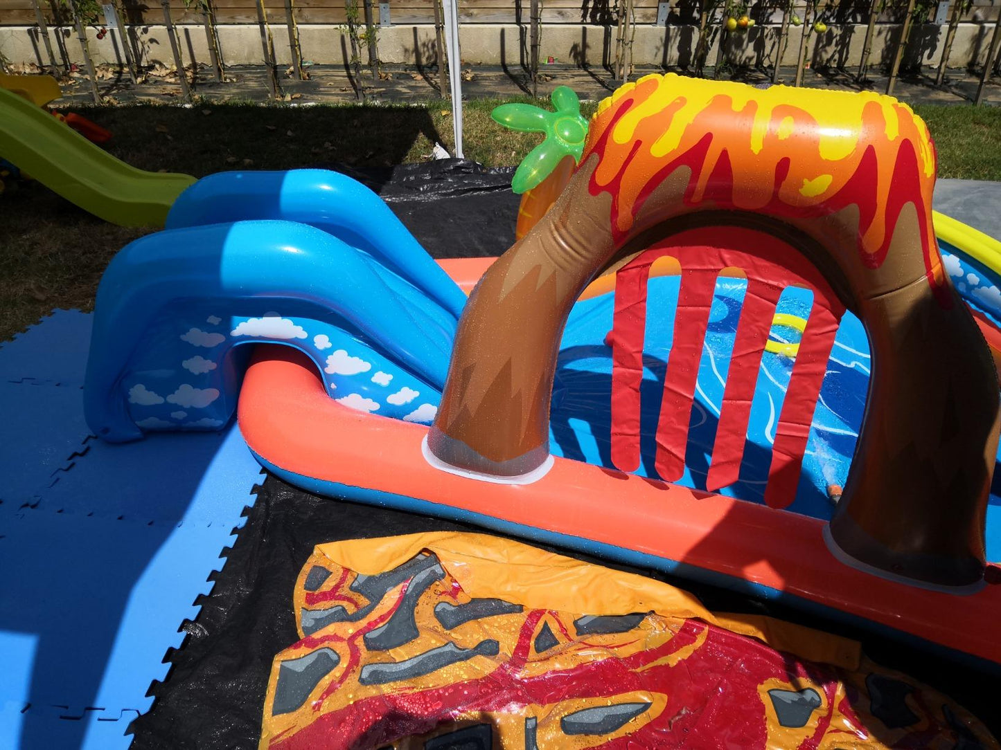 Aire de jeux gonflable Lagoon avec toboggan et pulvérisateur – Bestway 53069