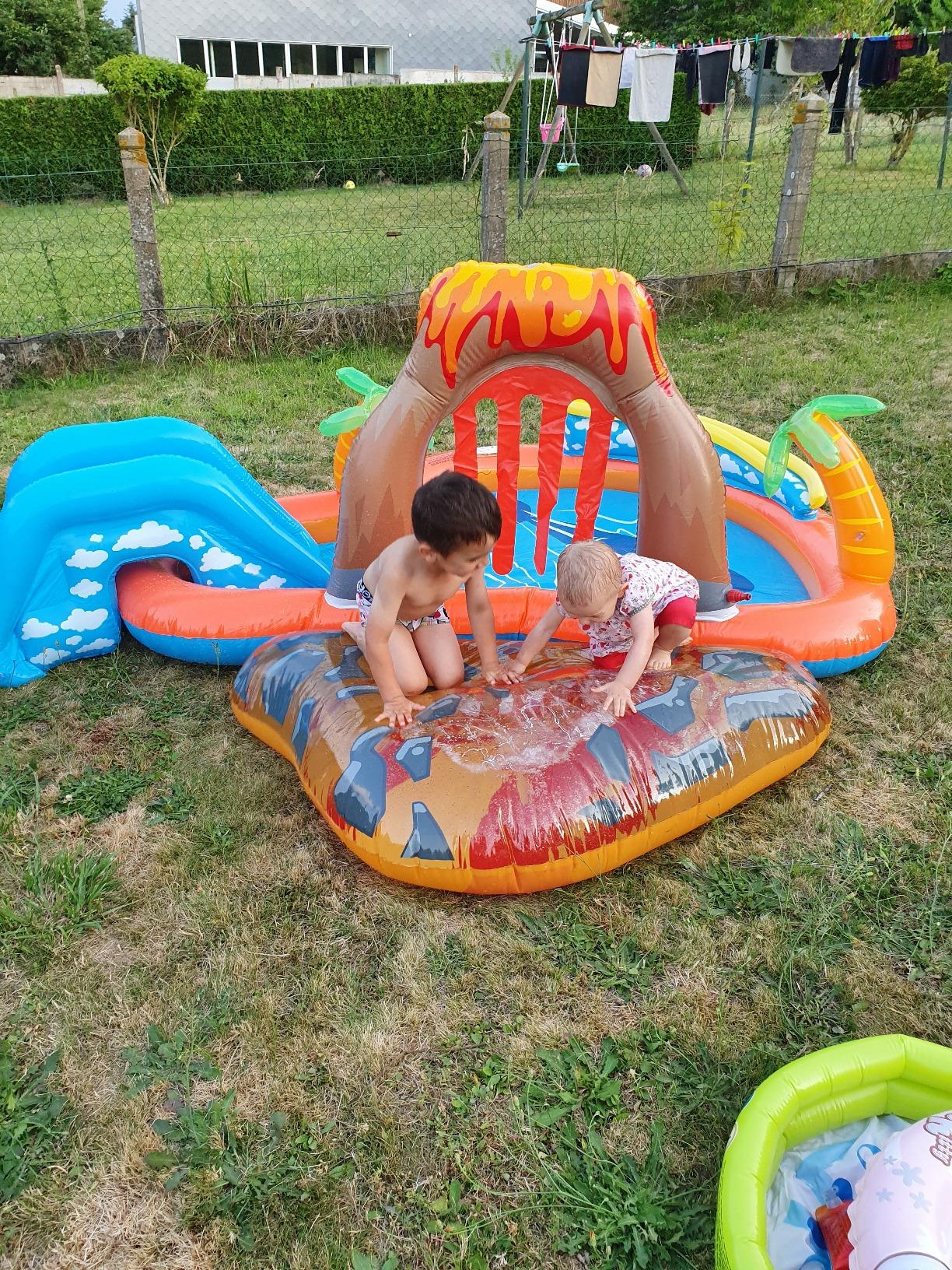 Aire de jeux gonflable Lagoon avec toboggan et pulvérisateur – Bestway 53069