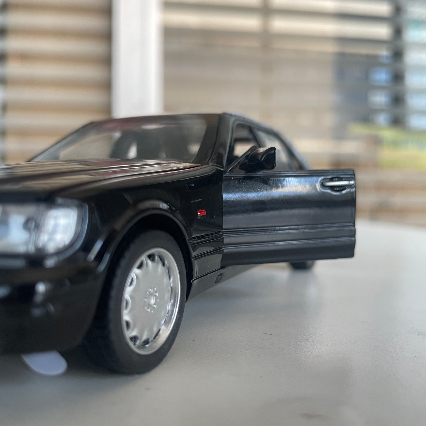 Modèle réduit Mercedes Benz S w140 (1:32)