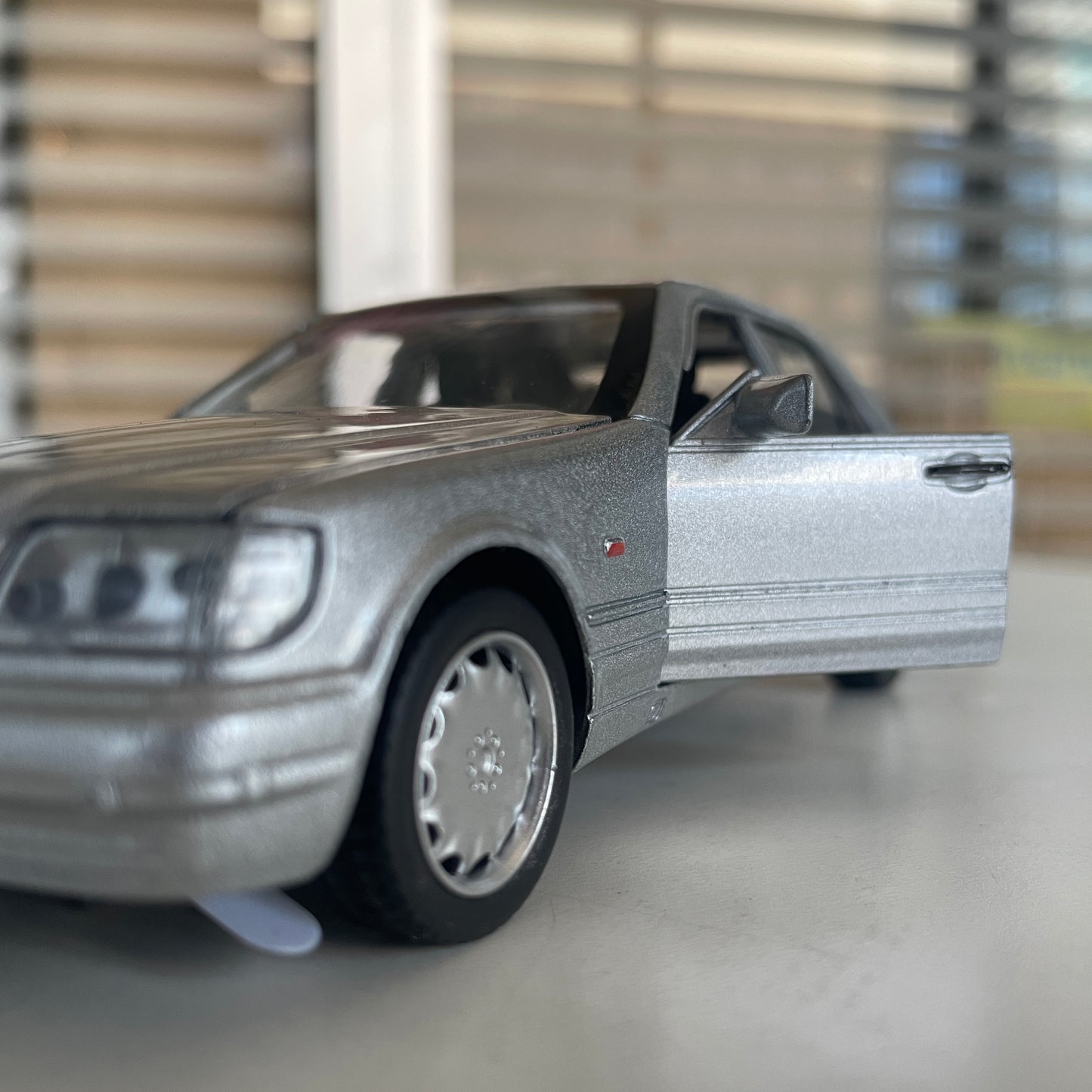 Modèle réduit Mercedes Benz S w140 (1:32)