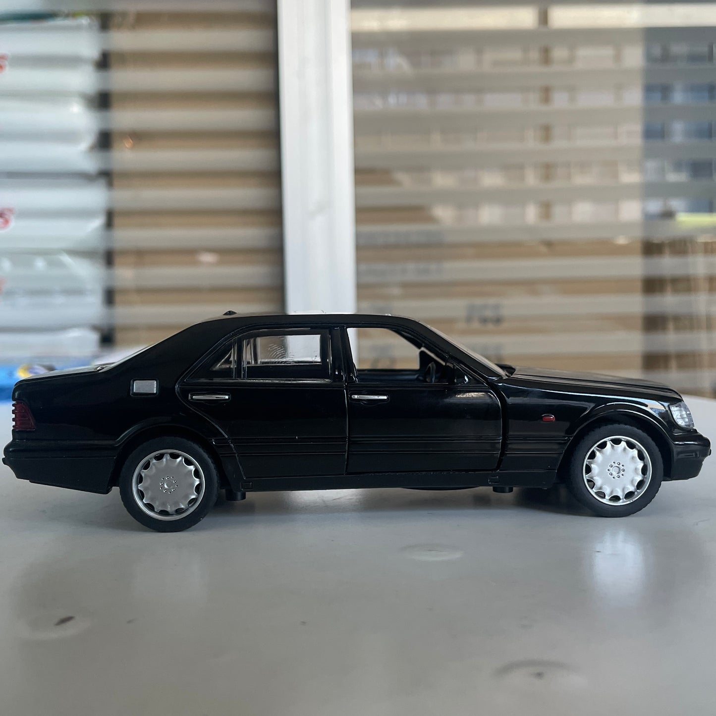 Modèle réduit Mercedes Benz S w140 (1:32)