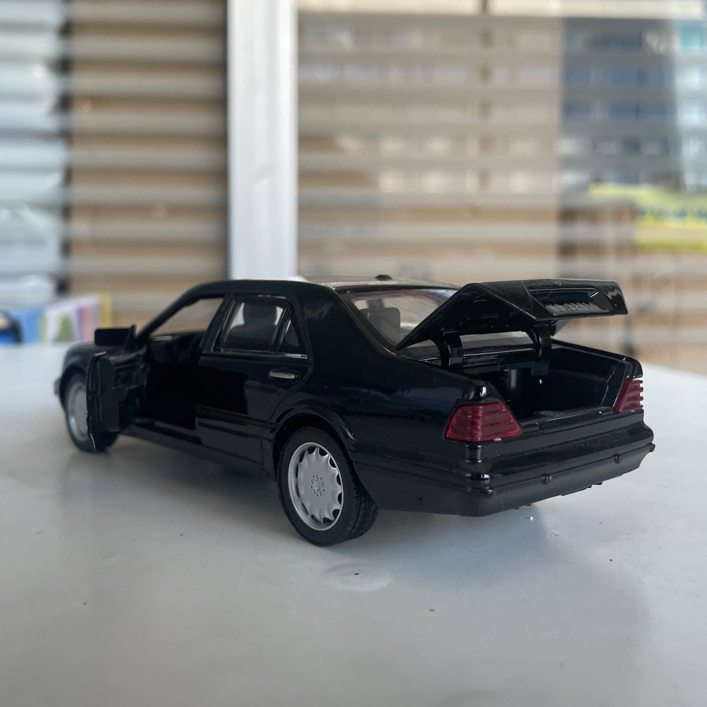Modèle réduit Mercedes Benz S w140 (1:32)