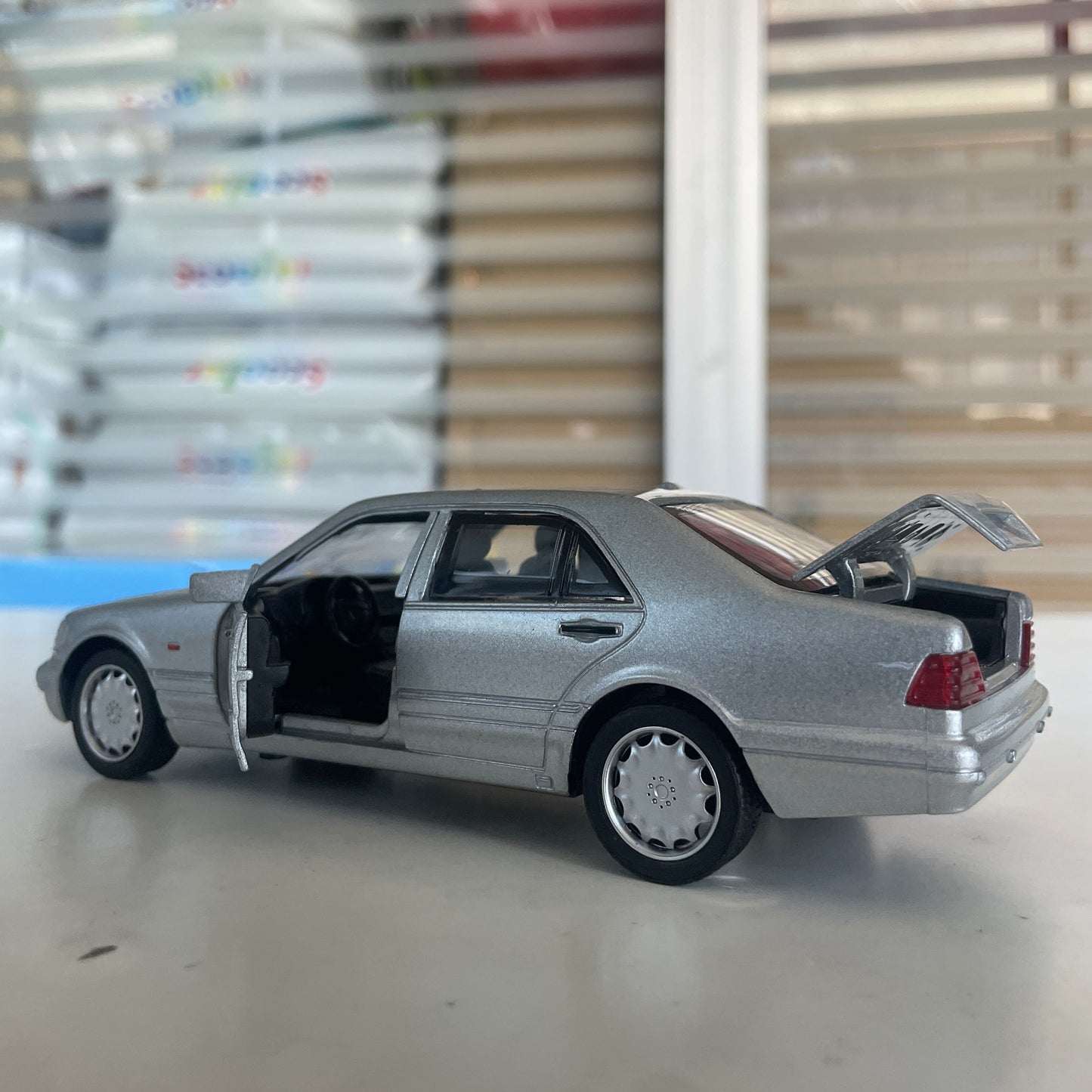 Modèle réduit Mercedes Benz S w140 (1:32)
