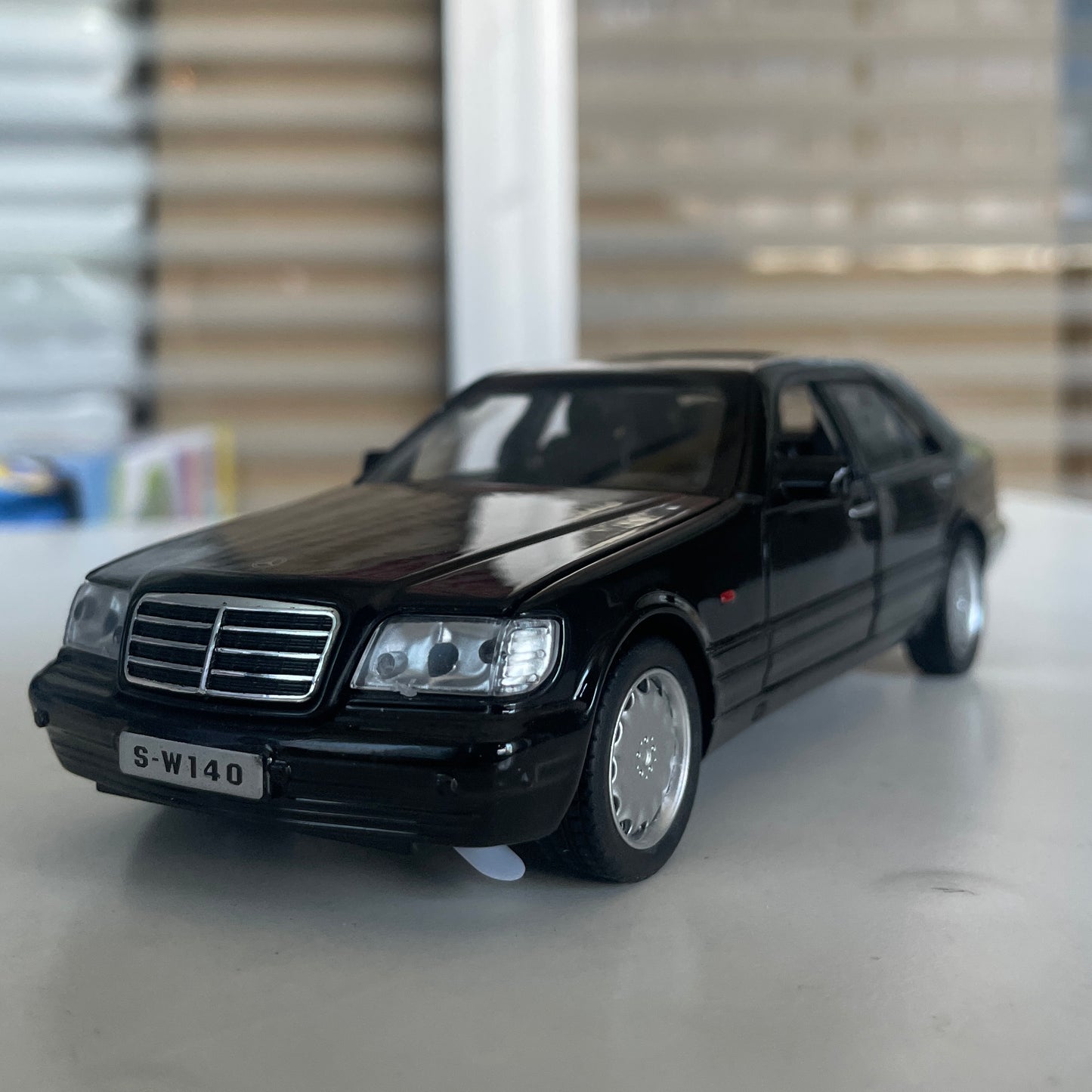 Modèle réduit Mercedes Benz S w140 (1:32)