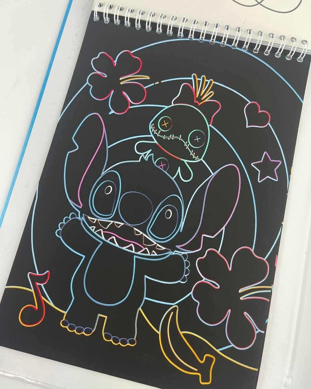 Set Coloriage “Stitch” pour Enfants avec Crayons, Feutres et Feuilles à Dessiner