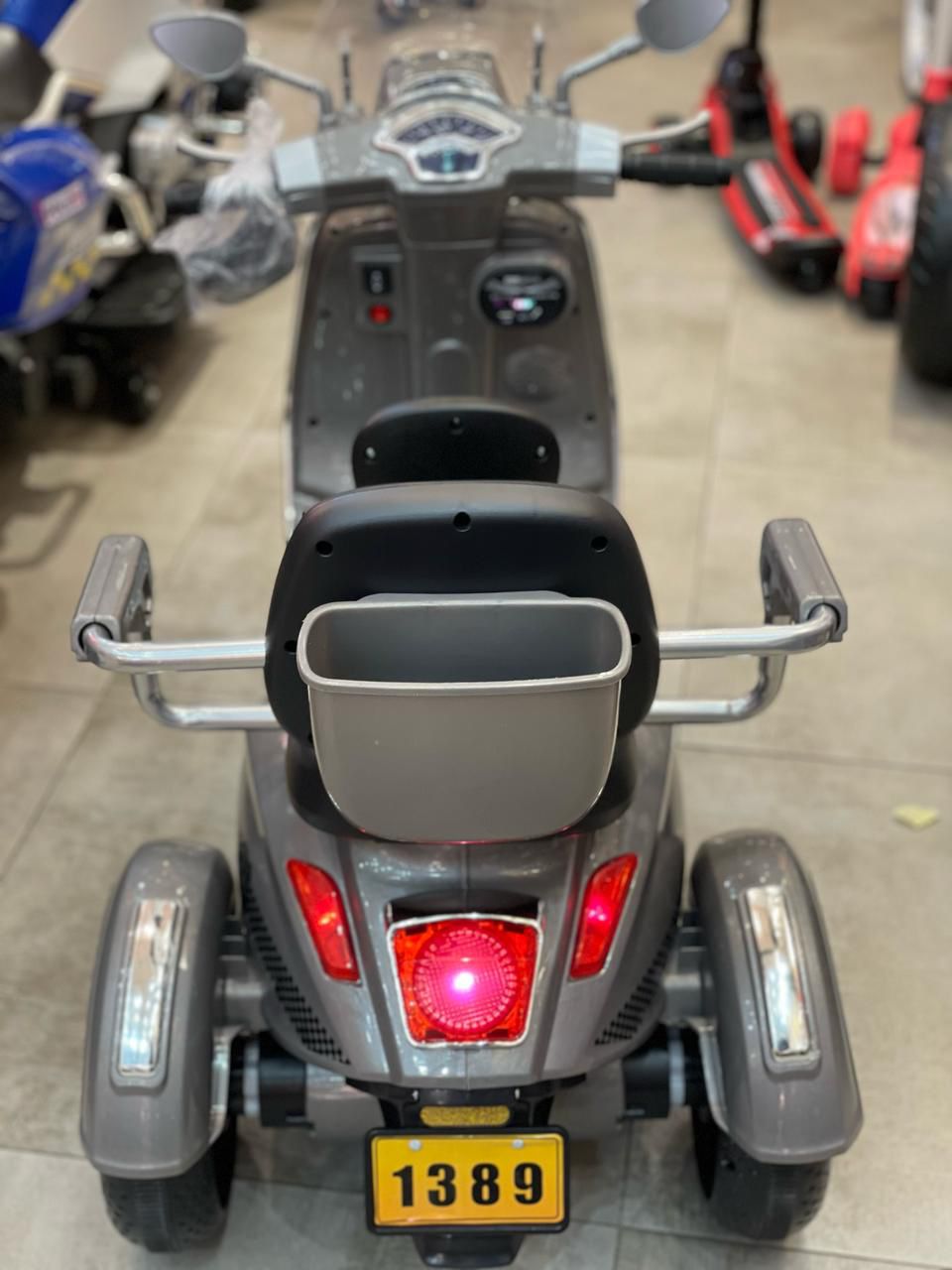Moto Électrique 2 Place Vespa à 3 Roues pour Enfants