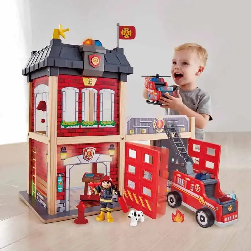 Caserne de Pompiers en Bois Hape - Grand Coffret avec Véhicules et Figurines