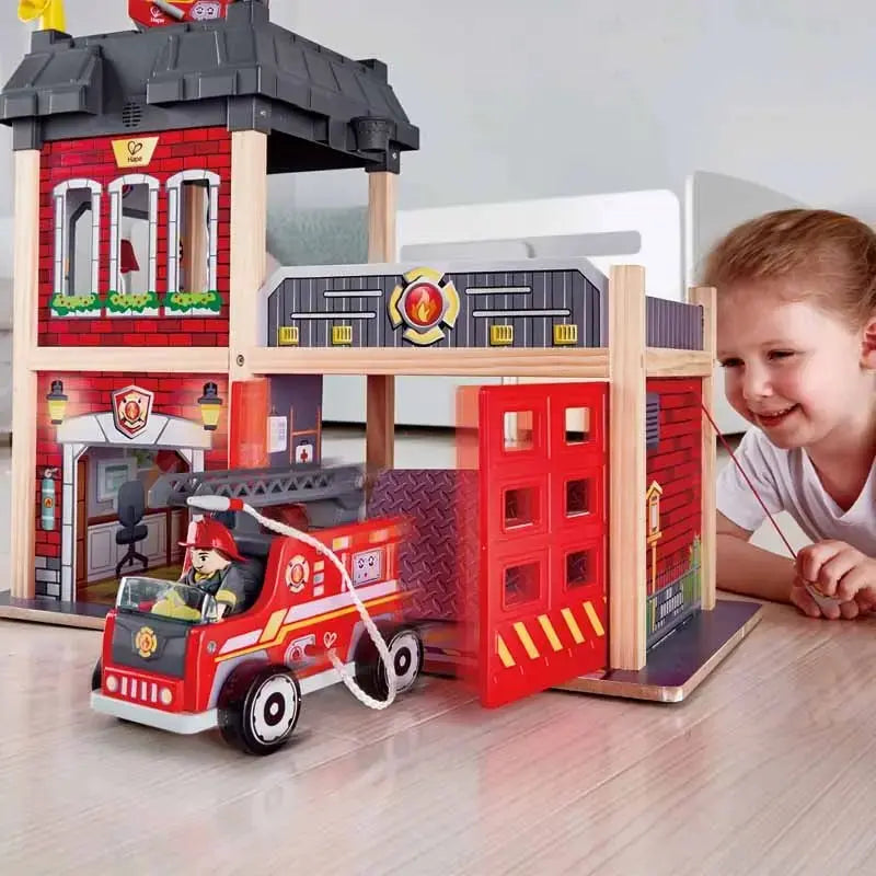 Caserne de Pompiers en Bois Hape - Grand Coffret avec Véhicules et Figurines